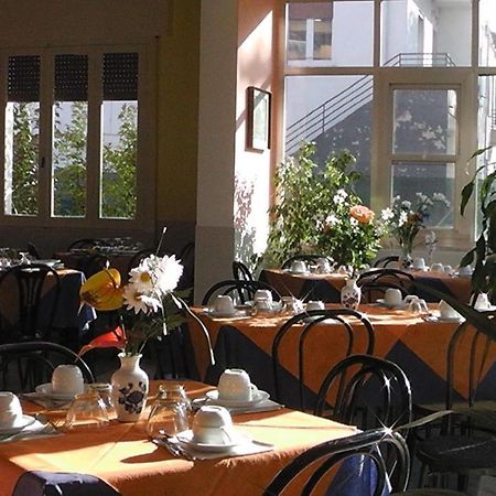 Hotel Villa Lorena Римини Екстериор снимка