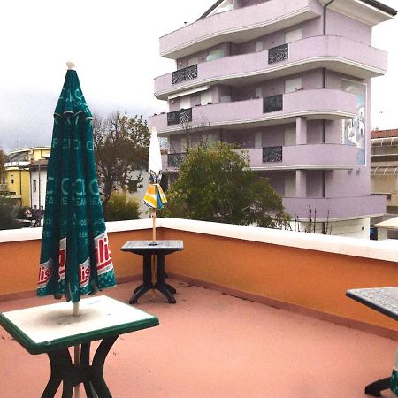 Hotel Villa Lorena Римини Екстериор снимка