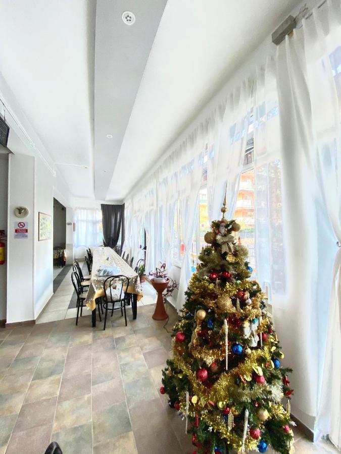 Hotel Villa Lorena Римини Екстериор снимка