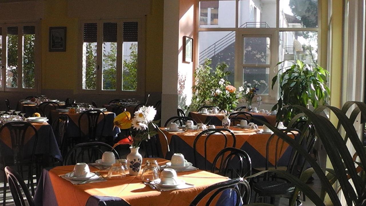 Hotel Villa Lorena Римини Екстериор снимка