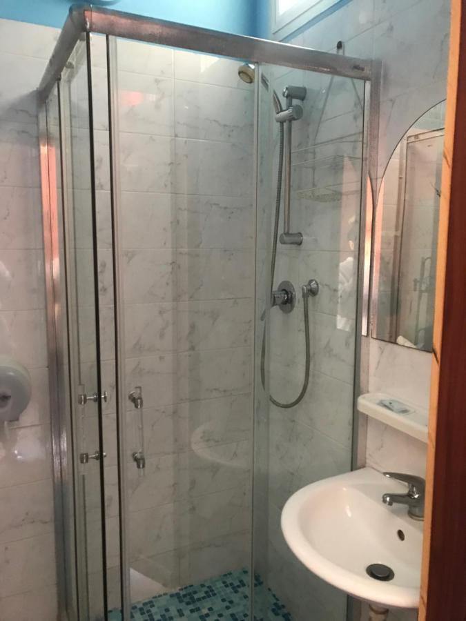 Hotel Villa Lorena Римини Екстериор снимка