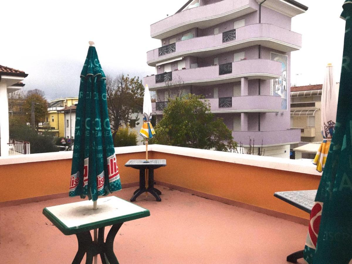 Hotel Villa Lorena Римини Екстериор снимка