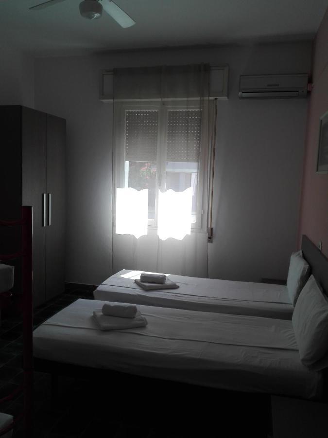 Hotel Villa Lorena Римини Екстериор снимка