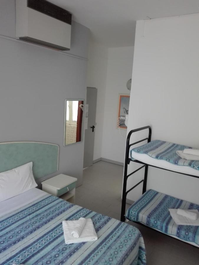 Hotel Villa Lorena Римини Екстериор снимка