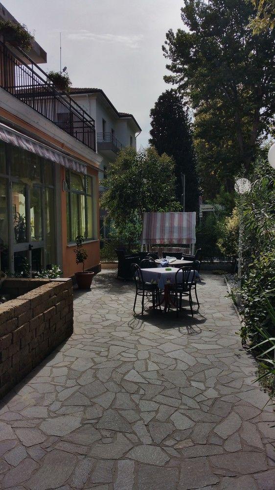 Hotel Villa Lorena Римини Екстериор снимка