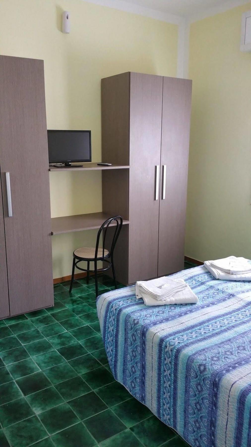 Hotel Villa Lorena Римини Екстериор снимка