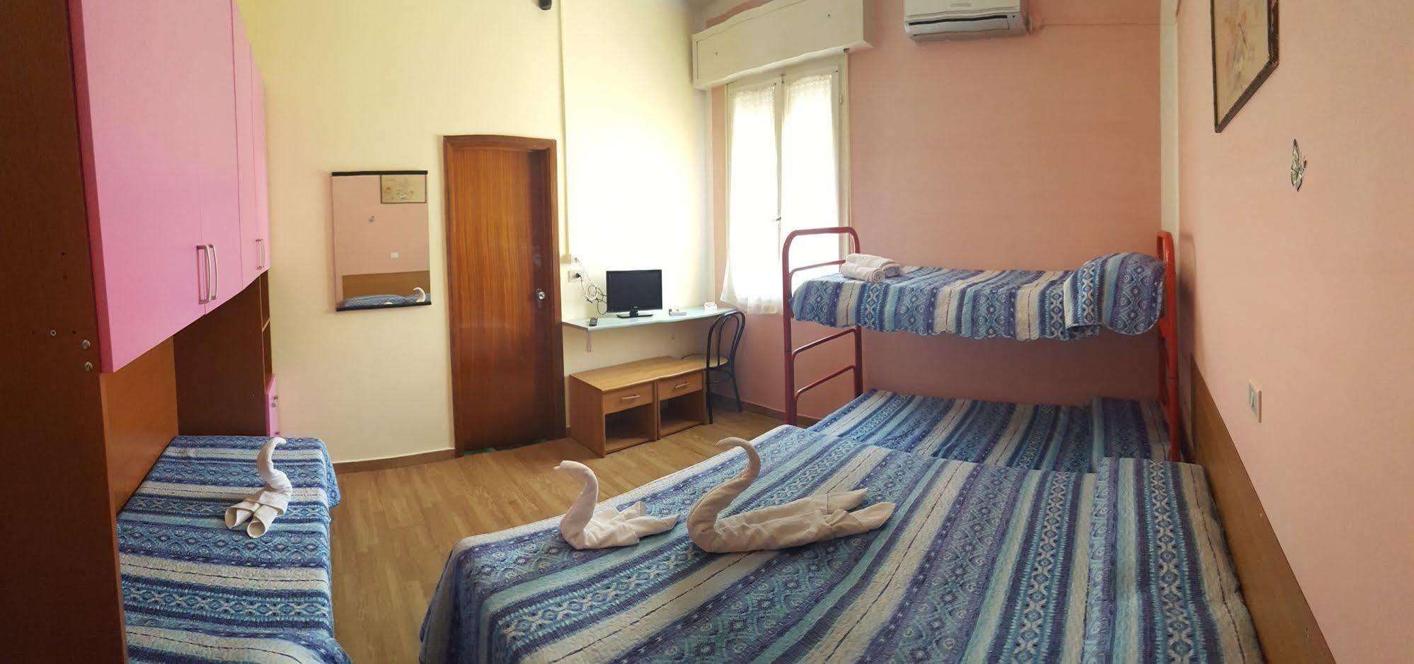 Hotel Villa Lorena Римини Екстериор снимка