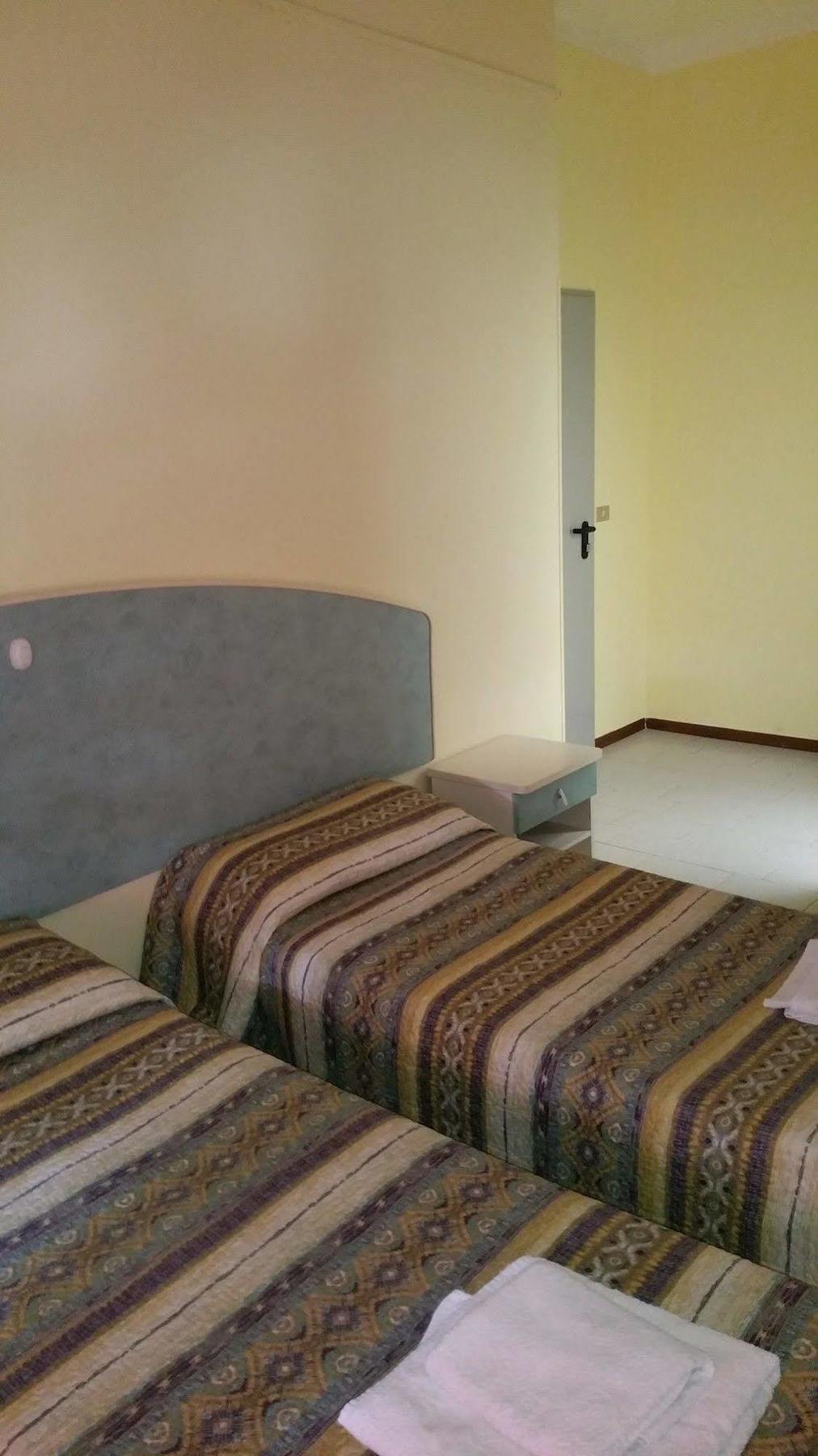 Hotel Villa Lorena Римини Екстериор снимка