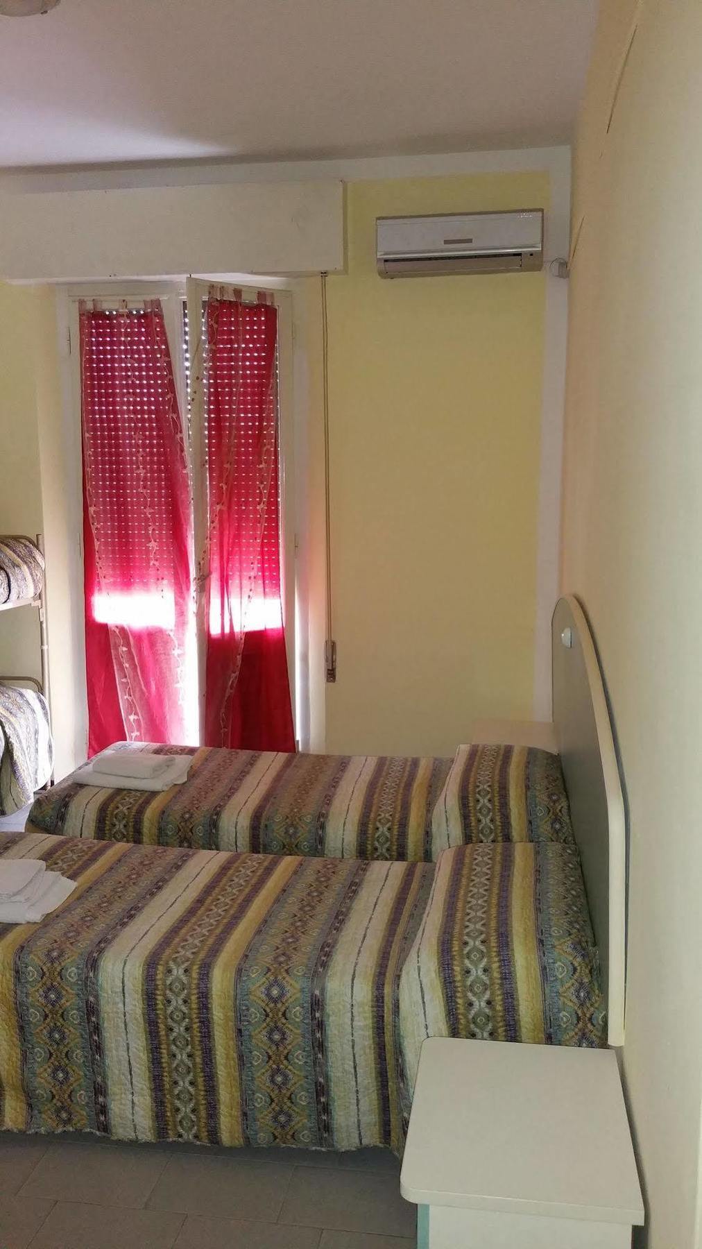 Hotel Villa Lorena Римини Екстериор снимка