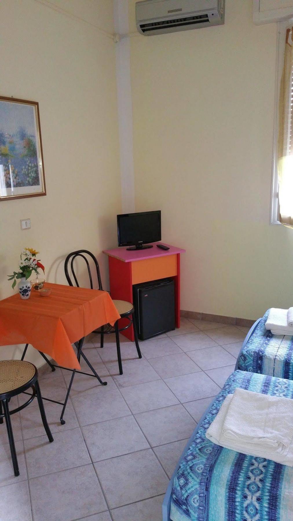 Hotel Villa Lorena Римини Екстериор снимка