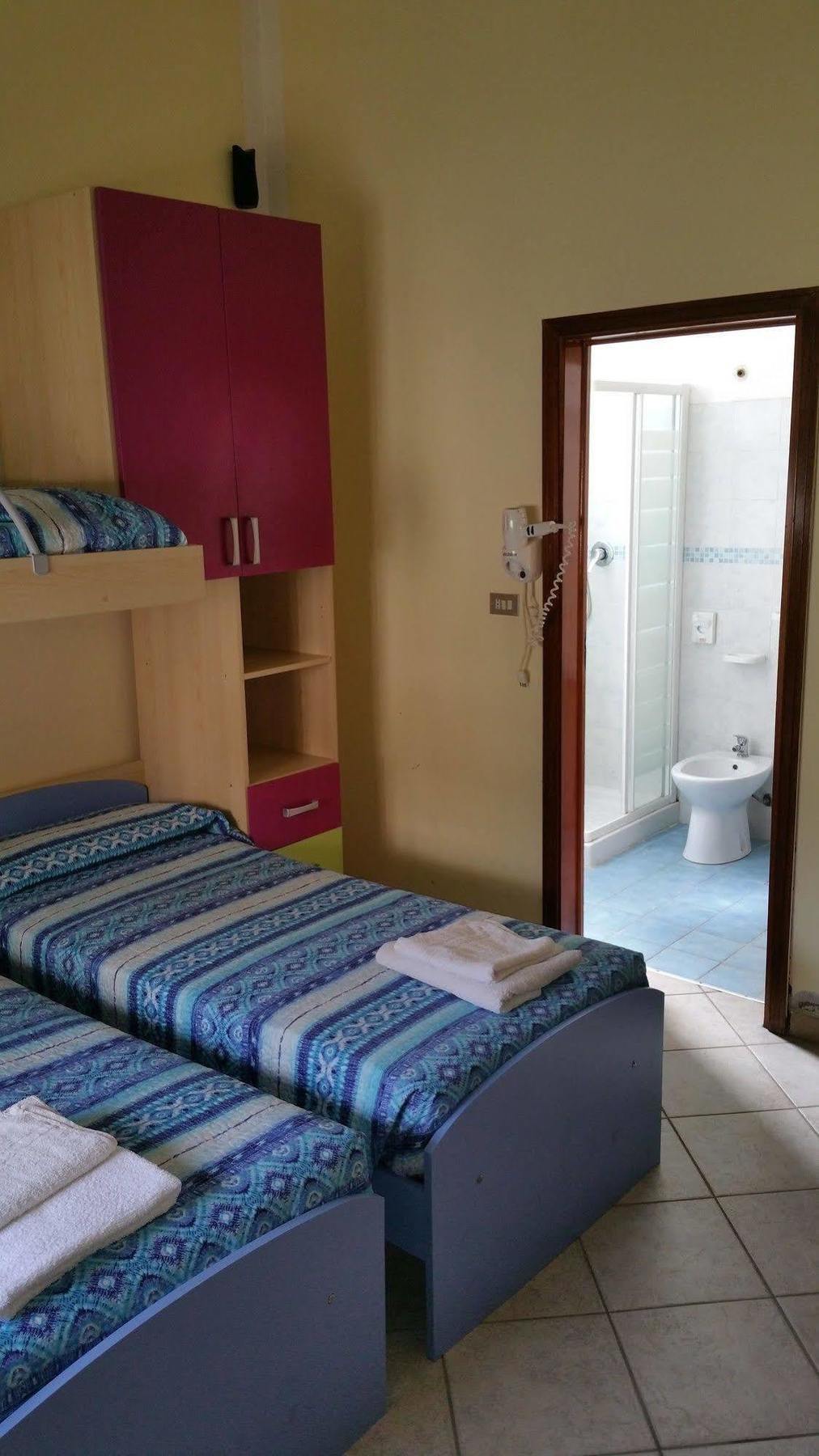 Hotel Villa Lorena Римини Екстериор снимка