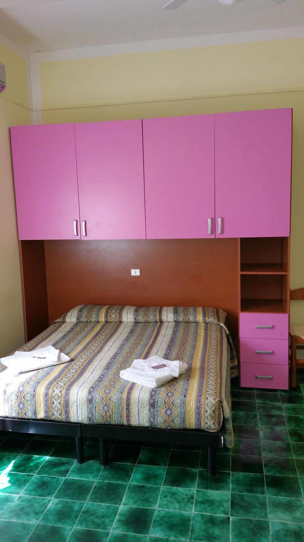 Hotel Villa Lorena Римини Екстериор снимка