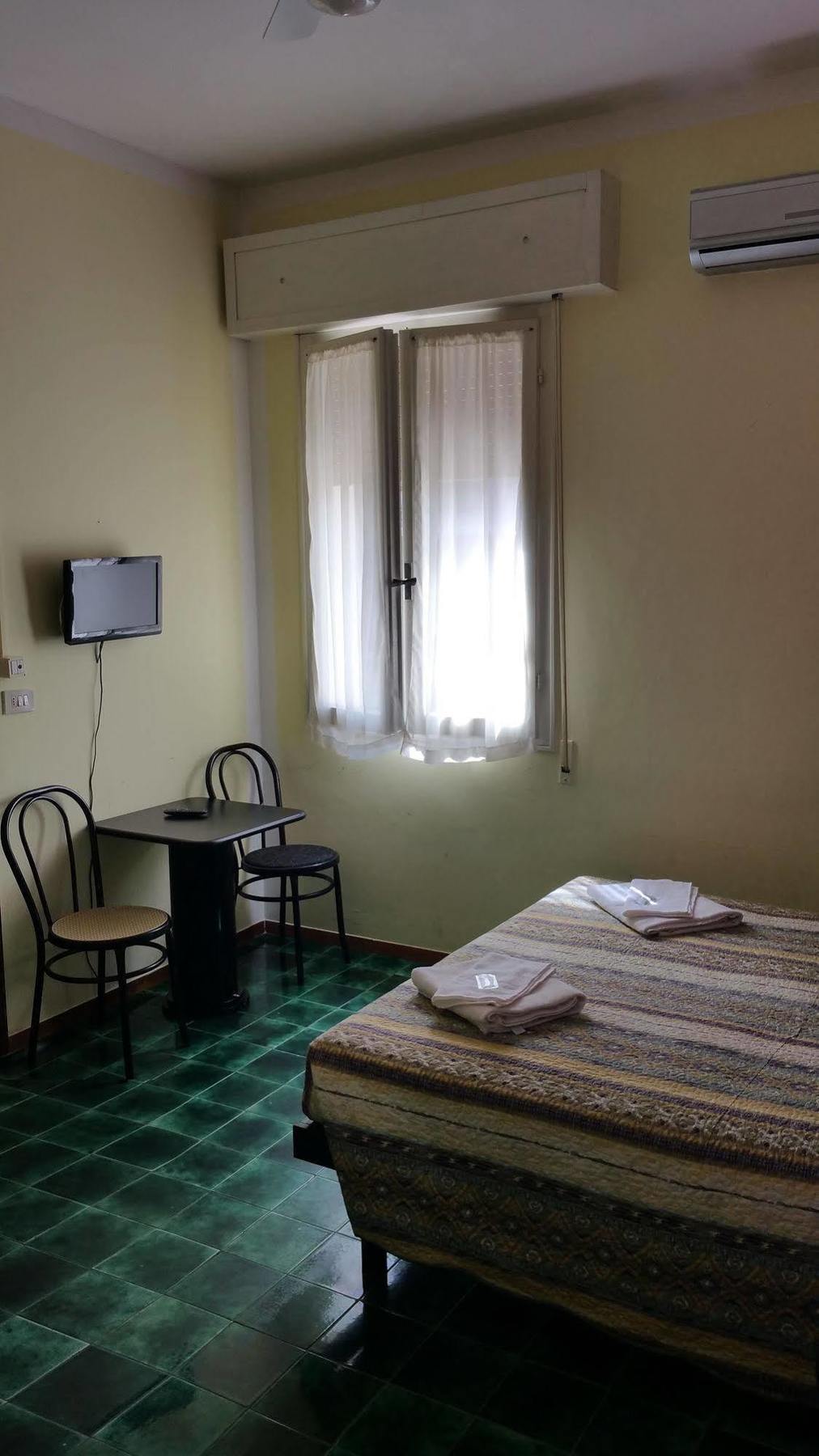Hotel Villa Lorena Римини Екстериор снимка