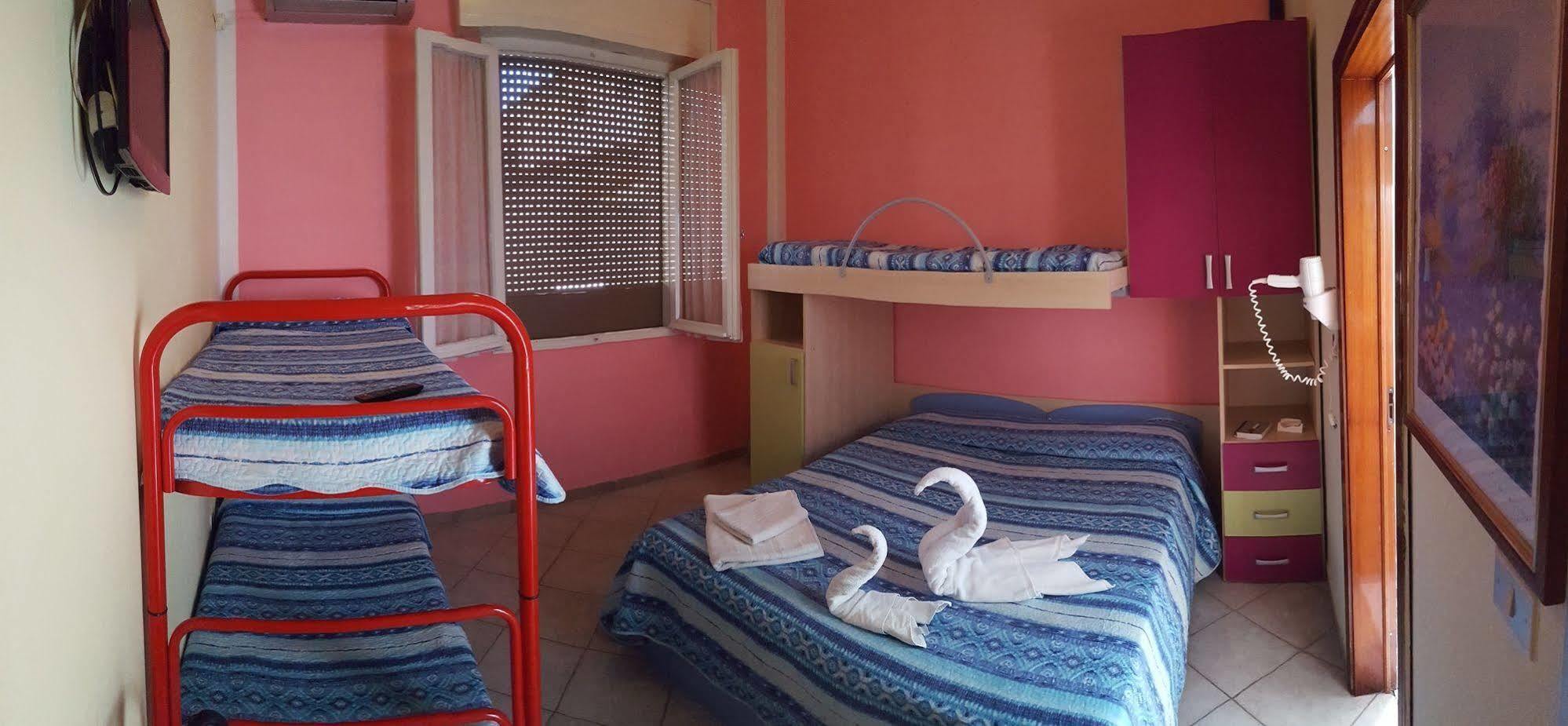 Hotel Villa Lorena Римини Екстериор снимка