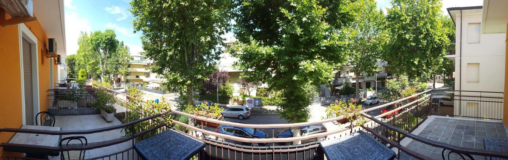 Hotel Villa Lorena Римини Екстериор снимка