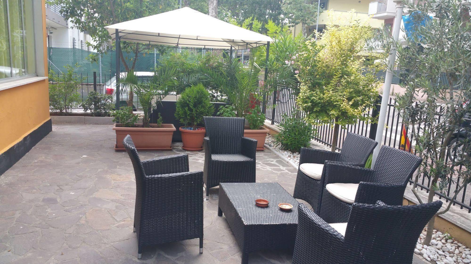 Hotel Villa Lorena Римини Екстериор снимка